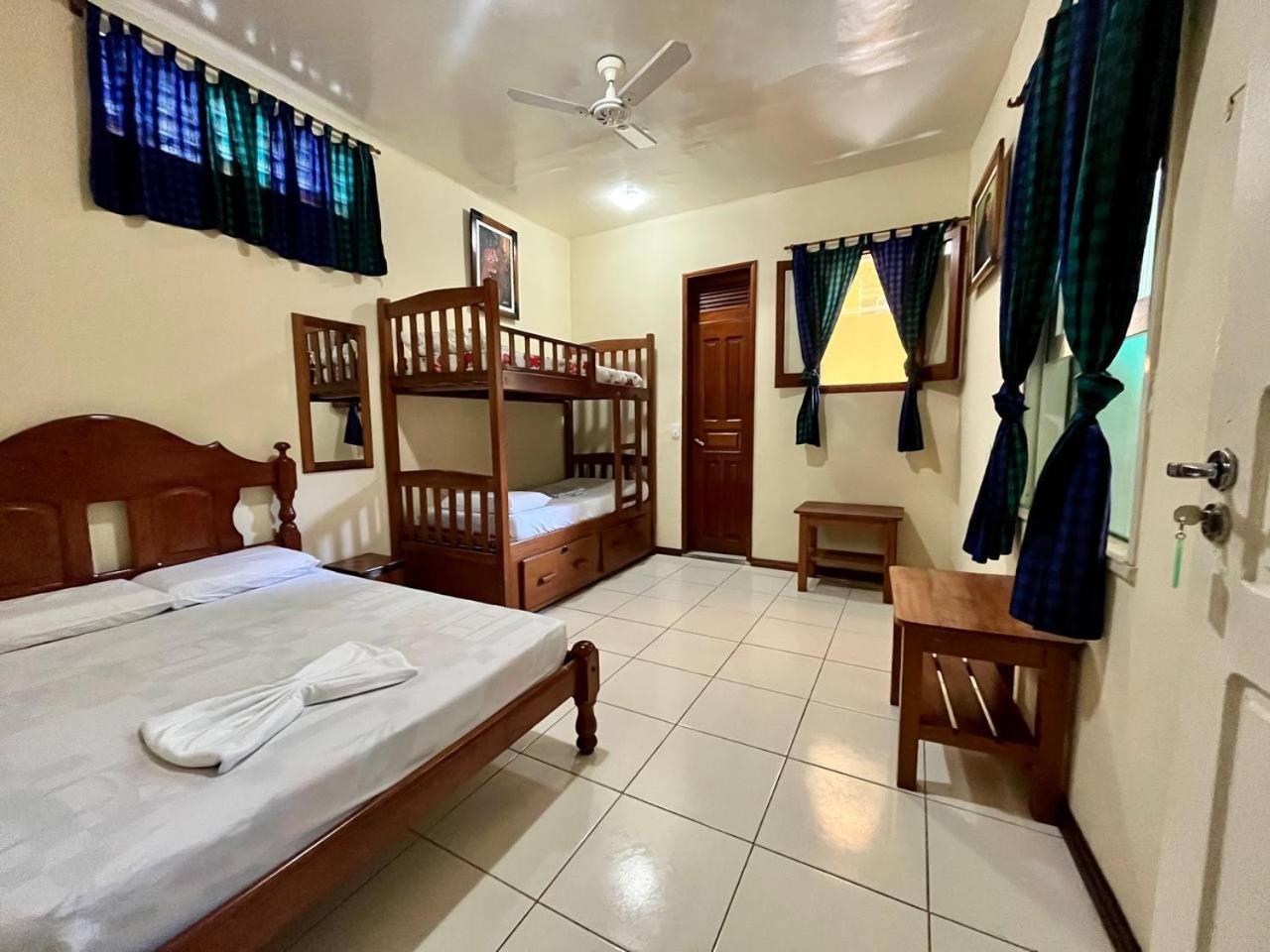 Hostel มาเนาส์ ภายนอก รูปภาพ