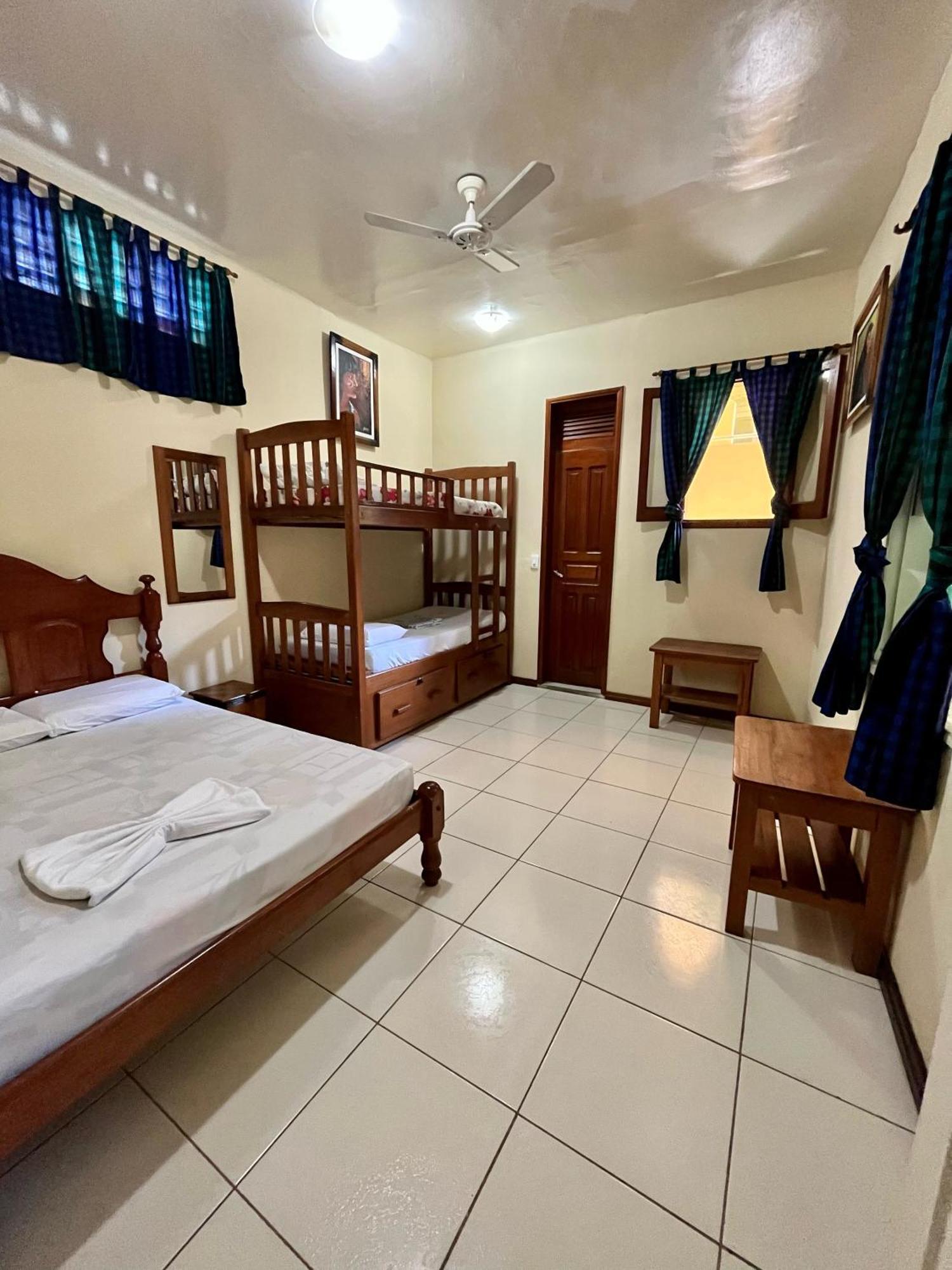 Hostel มาเนาส์ ภายนอก รูปภาพ